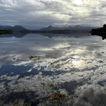 Tievemore - Connemara Bayfront Retreat Holiday home Moyard